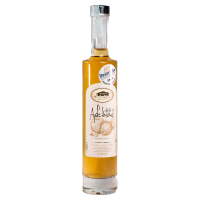 Acquavite di mele affinata in una botte di legno